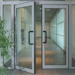 Стеклянная алюминиевая дверь с холодным профилем